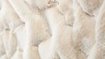 Die Star Home Textil Decke Rhombus creme besticht durch ihre markante Diamanten-Stepp-Optik.