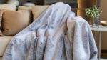 Mit ca 2,5 kg Gewicht vermittelt die Star Home Textil Decke Otter #40098 bereits eine sehr wertige Anmutung.
