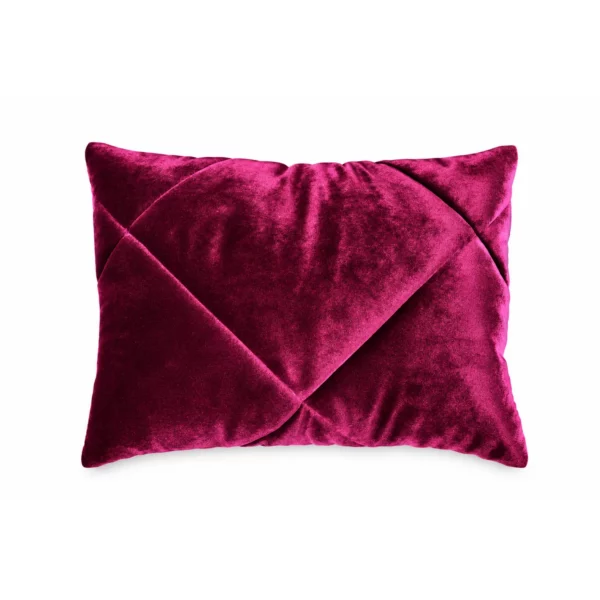 Luxuriöses Bretz Kissen Modell D106R in der Farbe Brombeere mit markanter geometrischer Steppung vor weißem Hintergrund