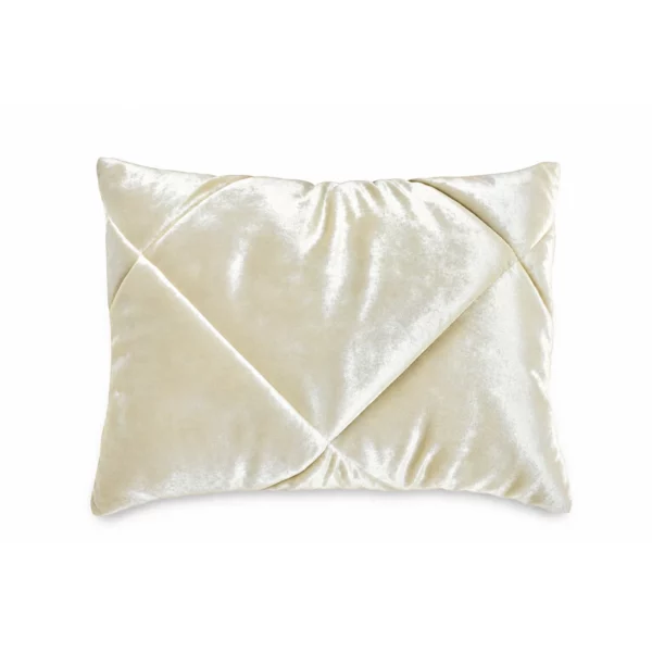 Luxuriöses Bretz Kissen Modell D106R in der Farbe Vanilla mit eleganter Steppung vor weißem Hintergrund