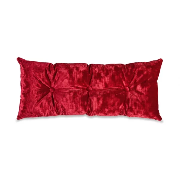 Längliches Bretz Kissen D118V in der Farbe Tomato aus luxuriösem Samt mit Knopfheftung vor weißem Hintergrund