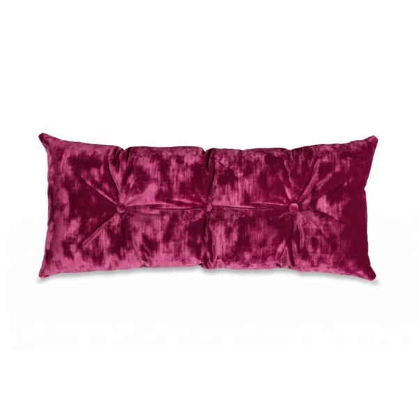 Längliches Bretz Designerkissen in leuchtendem Brombeere-Bezug mit Knopfheftung auf weißem Hintergrund