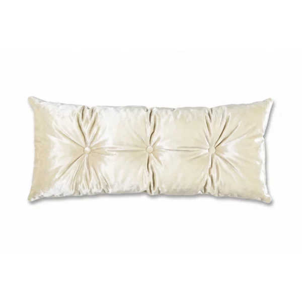 Längliches Bretz Nierenkissen D118V in der Farbe Vanilla mit eleganter Knopfheftung auf weißem Hintergrund