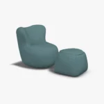 freistil 173 Sessel und Pouf aus der seitlichen Perspektive im Stoff-Bezug 3047 taubenblau