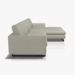 freistil 134 Sofa mit XL-Longchair in der Breite ca. 314 cm aus der seitlichen Perspektive im Leder-Bezug 9040 grauweiss, Semianilinleder leicht pigmentiert, auf Kufe Quadratrohr